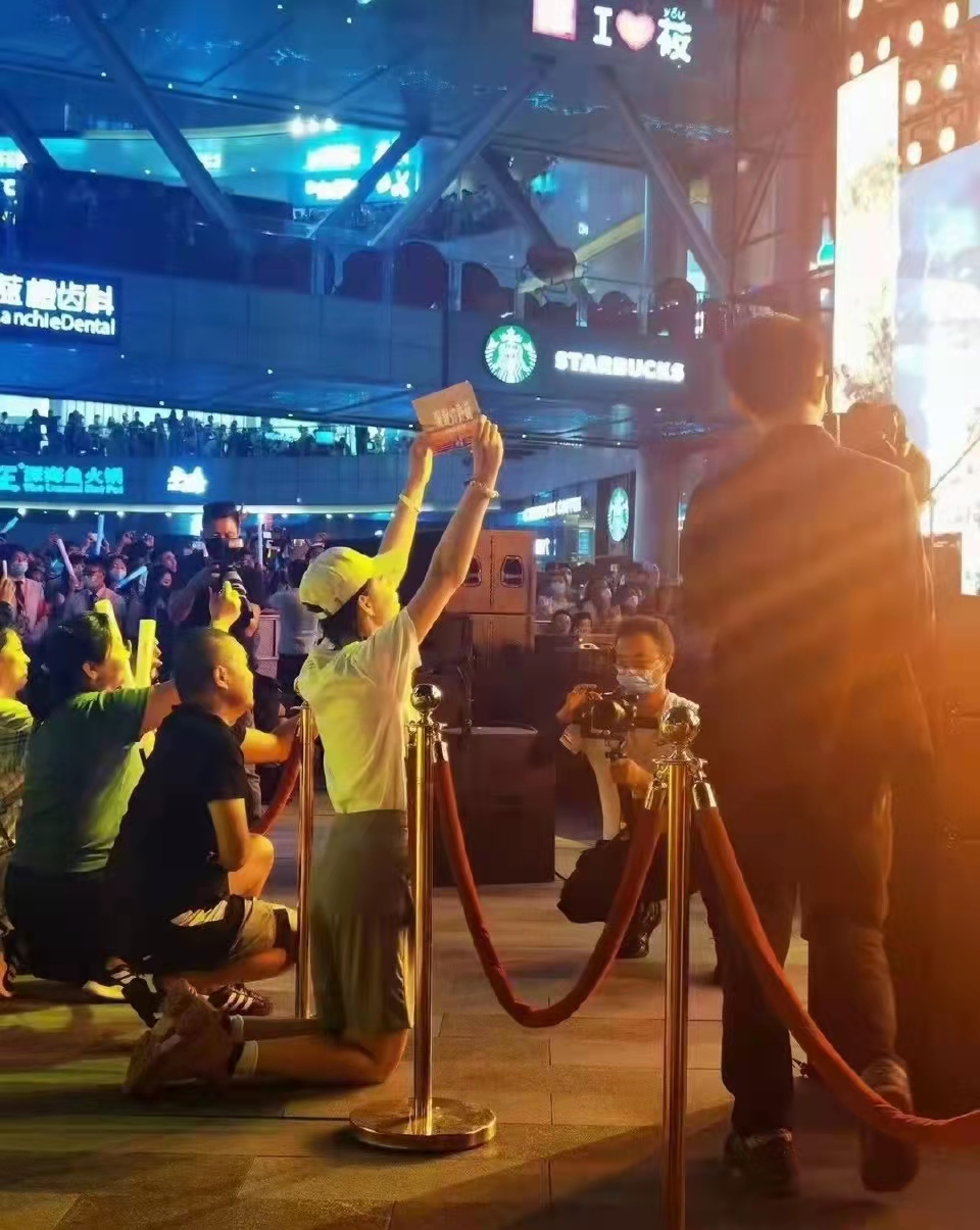 So Crazy Xu Wei Held An Open Air Concert In Kunming The Crowd Was