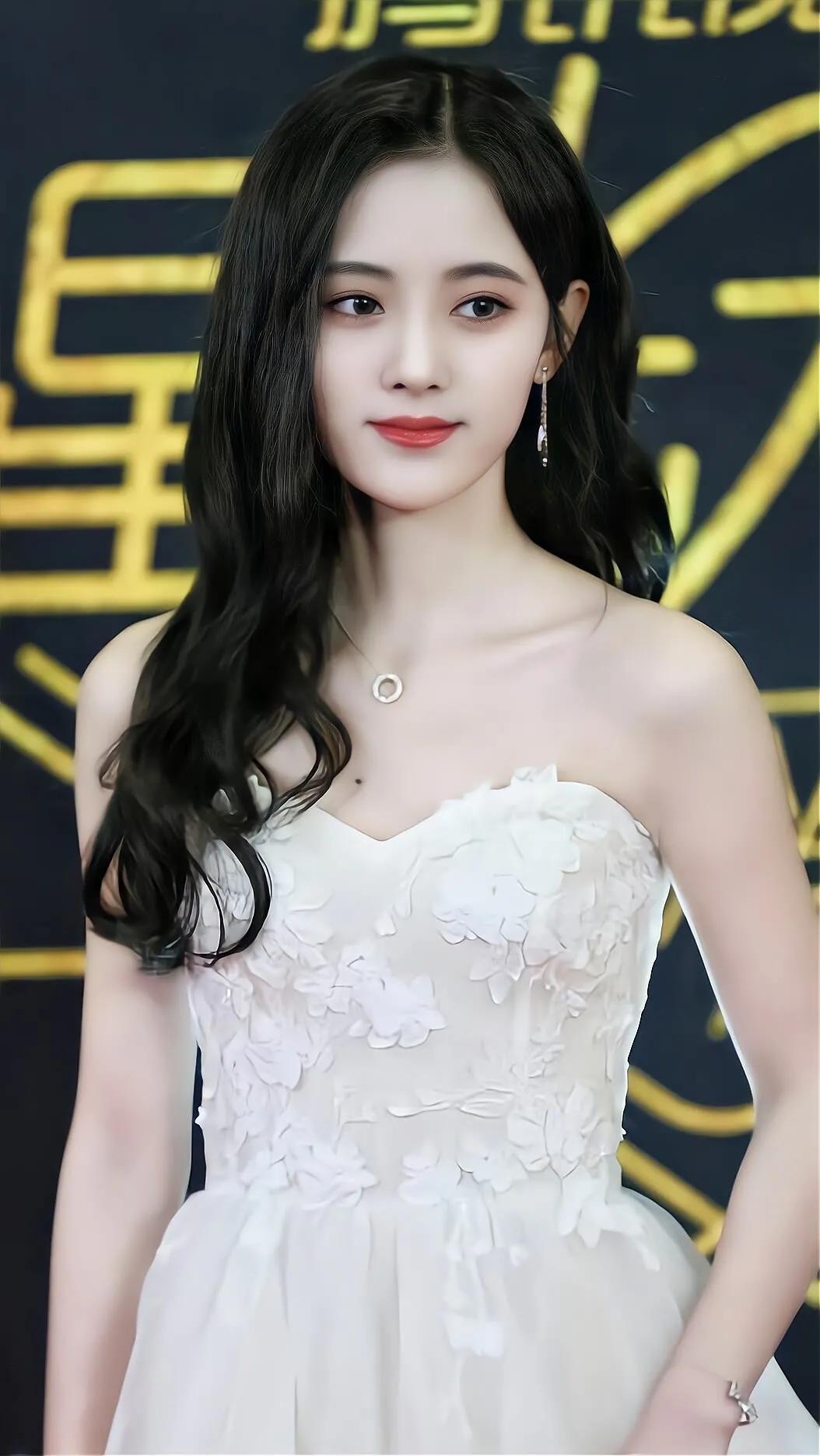 Ju Jingyi A Once In A Four Thousand Year Old Beauty INEWS