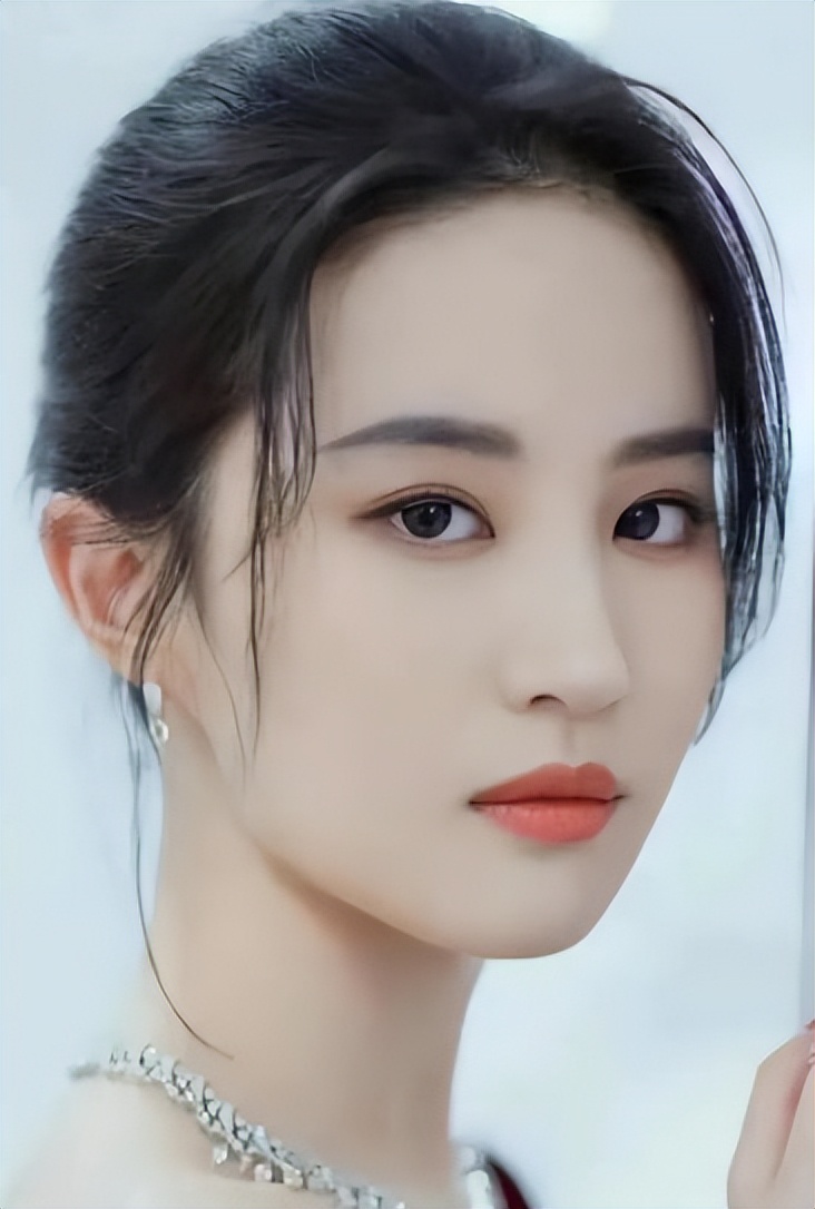 Netizen Li You Bumped Into Liu Yifei S Face After She Changed Her Sex