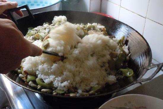 如何在家用炒锅蒸米饭？