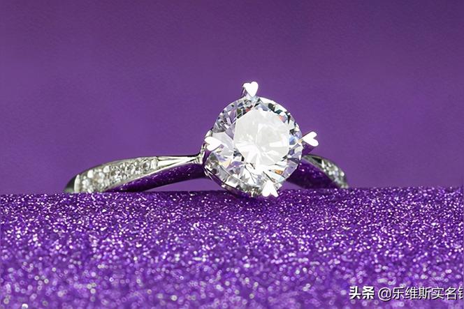 订婚戒指什么时候买合适？