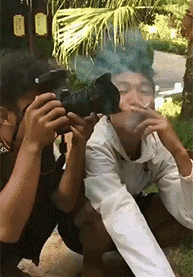 【搞笑gif动态图片】抽烟的兄弟演技比新郎好多了 哈哈