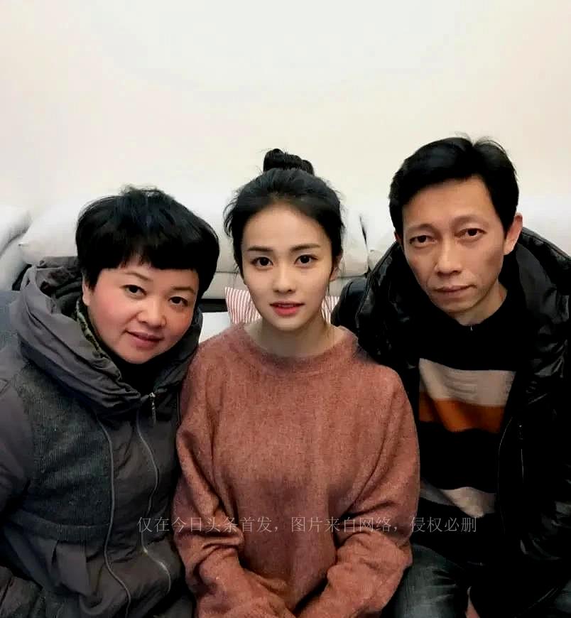 Celebrities take photos with their parents, Liu Yifei's mother is more ...