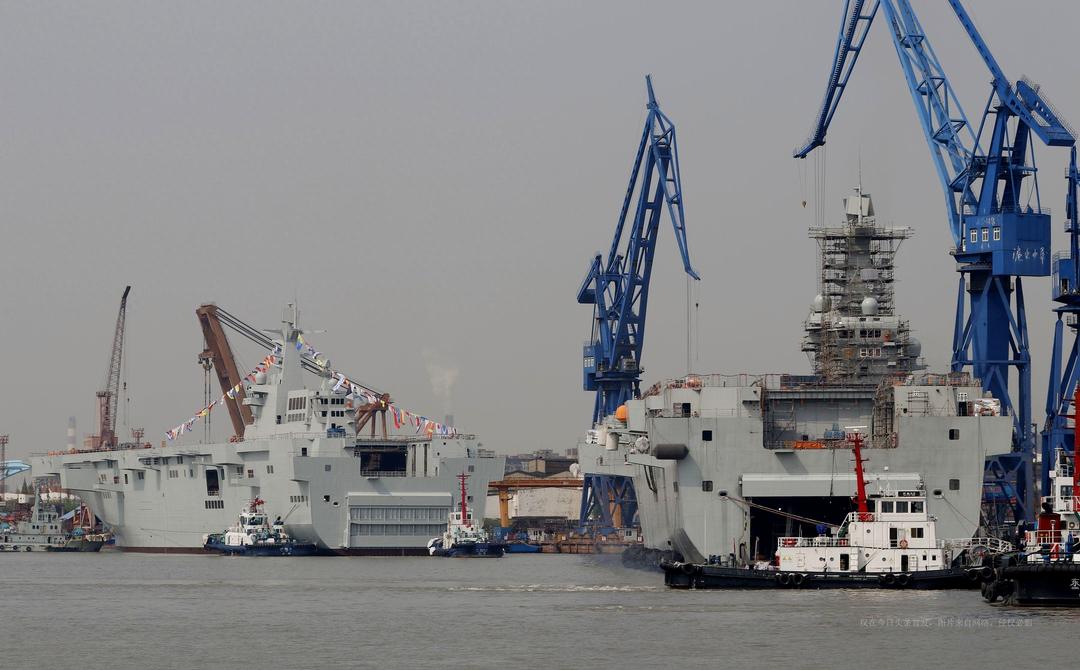 Four giant landing ships of the Chinese Navy gathered together, with a ...