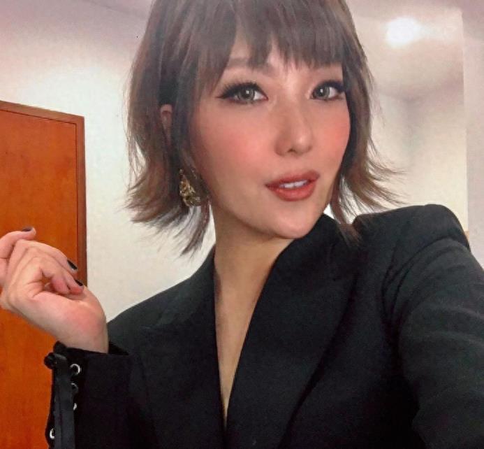 Hong Kong singer Wei Shi was trapped in Israel and lost contact for a ...