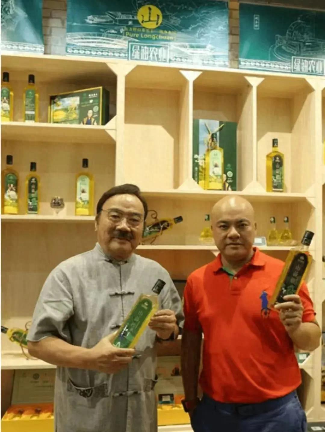 Well-known host Lu Junyu was born in a Cantonese opera family, but he ...