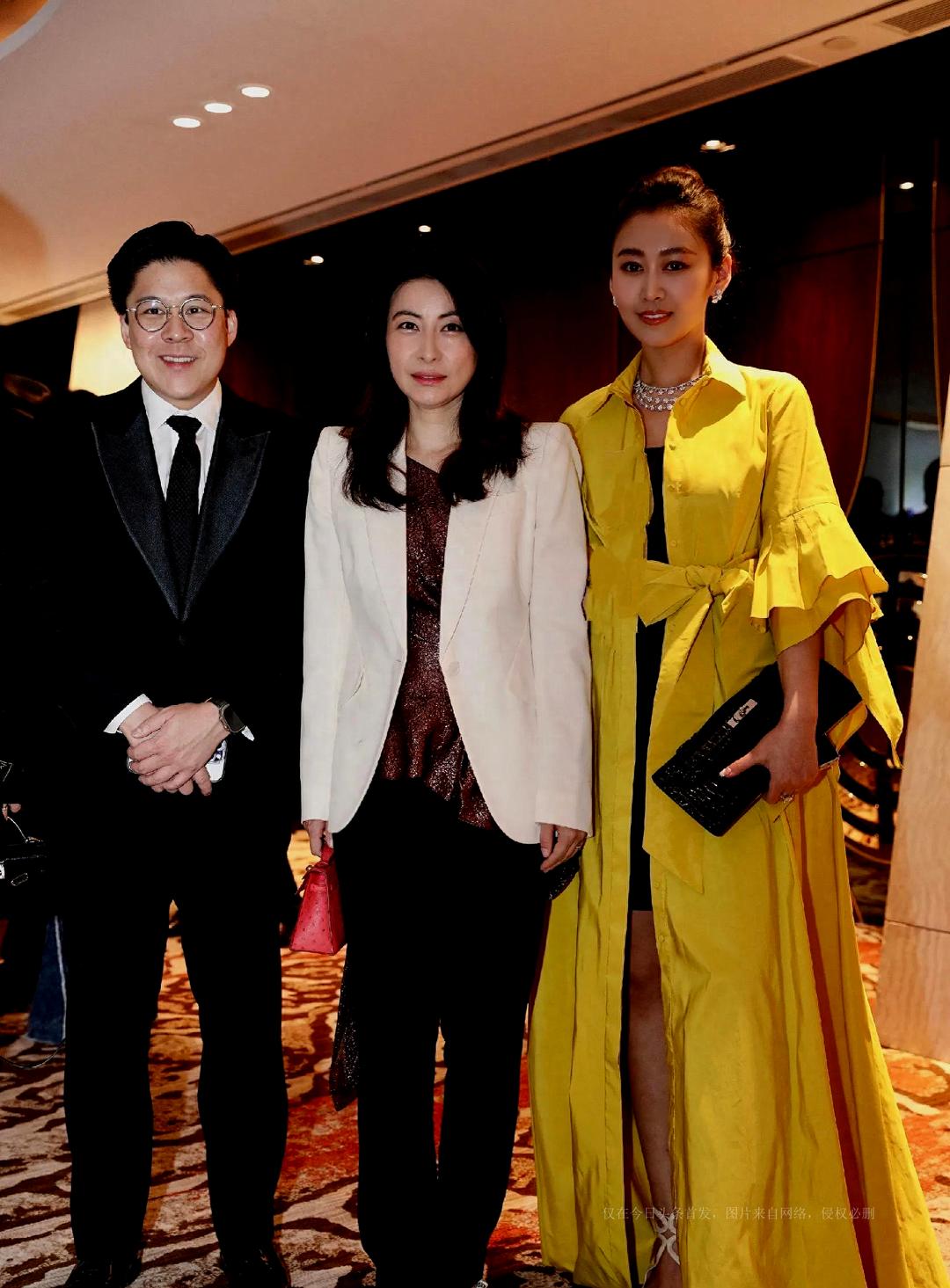 Huo Qigang And His Wife Attended The Dinner With Their Fingers ...