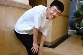 胡鑫宇亲属：遗体脚掌与地面平行