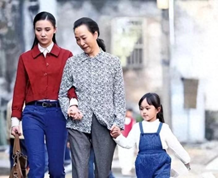 2歲出道年入百萬，因長相甜美被禁止整容的劉楚恬，如今長成啥樣