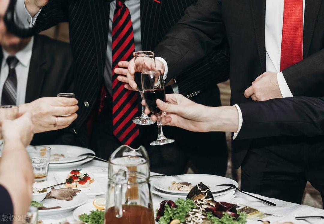 揭秘中國酒桌文化:酒杯里的修養,敬酒的時機、技巧及敬酒細節 - 資訊咖