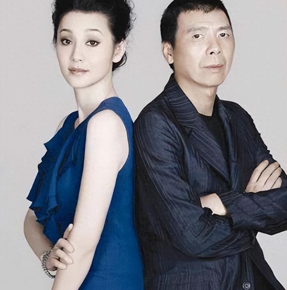 The happy life of Feng Xiaogang and his wife, their faces are filled