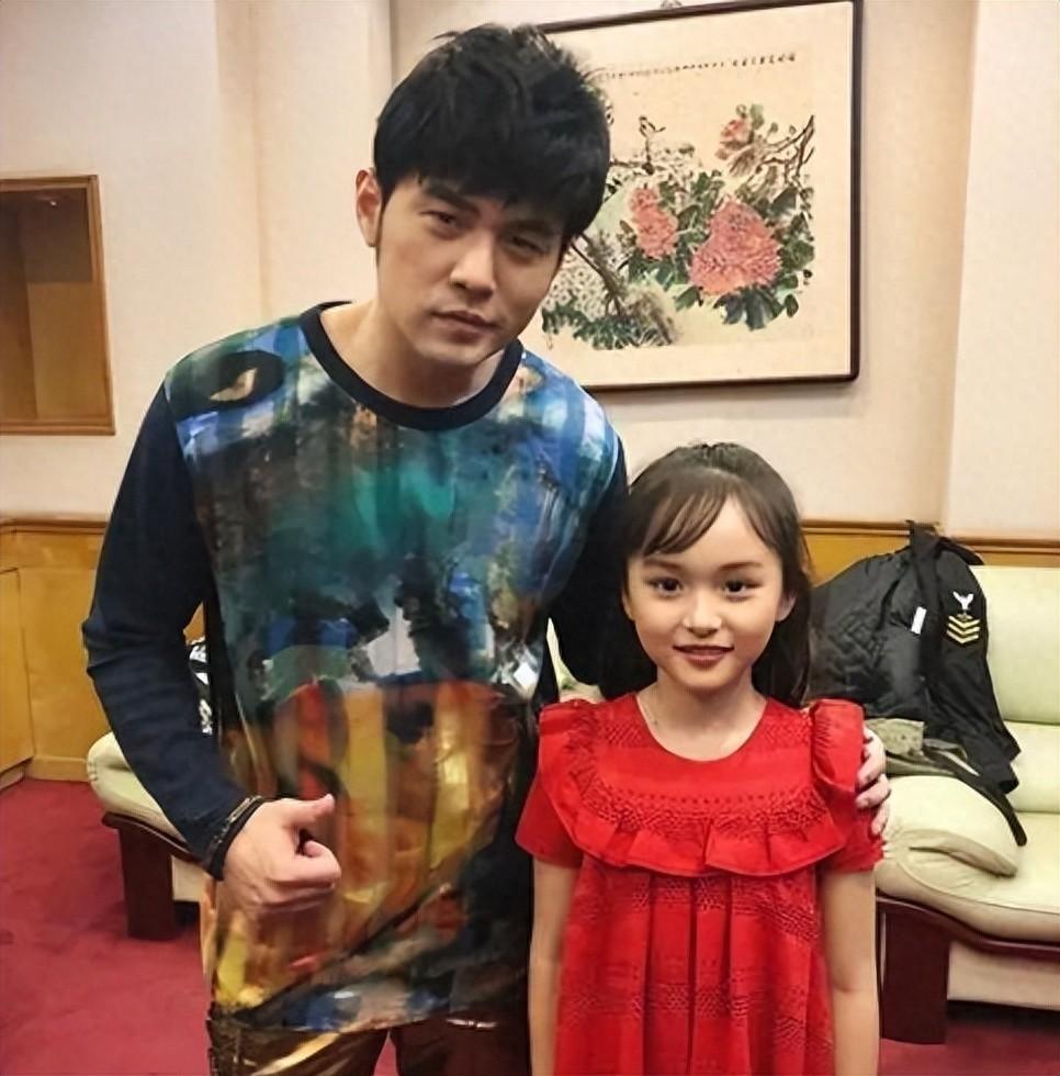 2歲出道年入百萬，因長相甜美被禁止整容的劉楚恬，如今長成啥樣