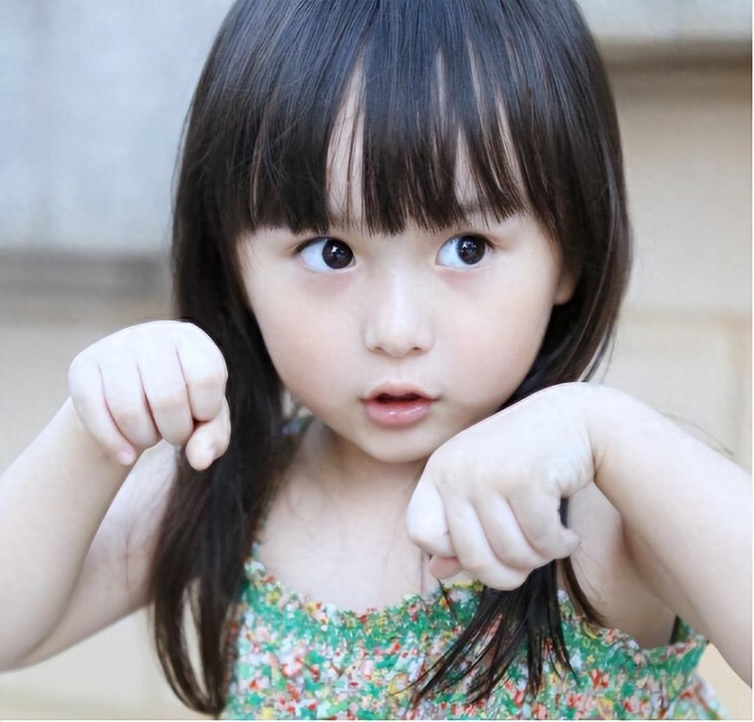 2歲出道年入百萬，因長相甜美被禁止整容的劉楚恬，如今長成啥樣