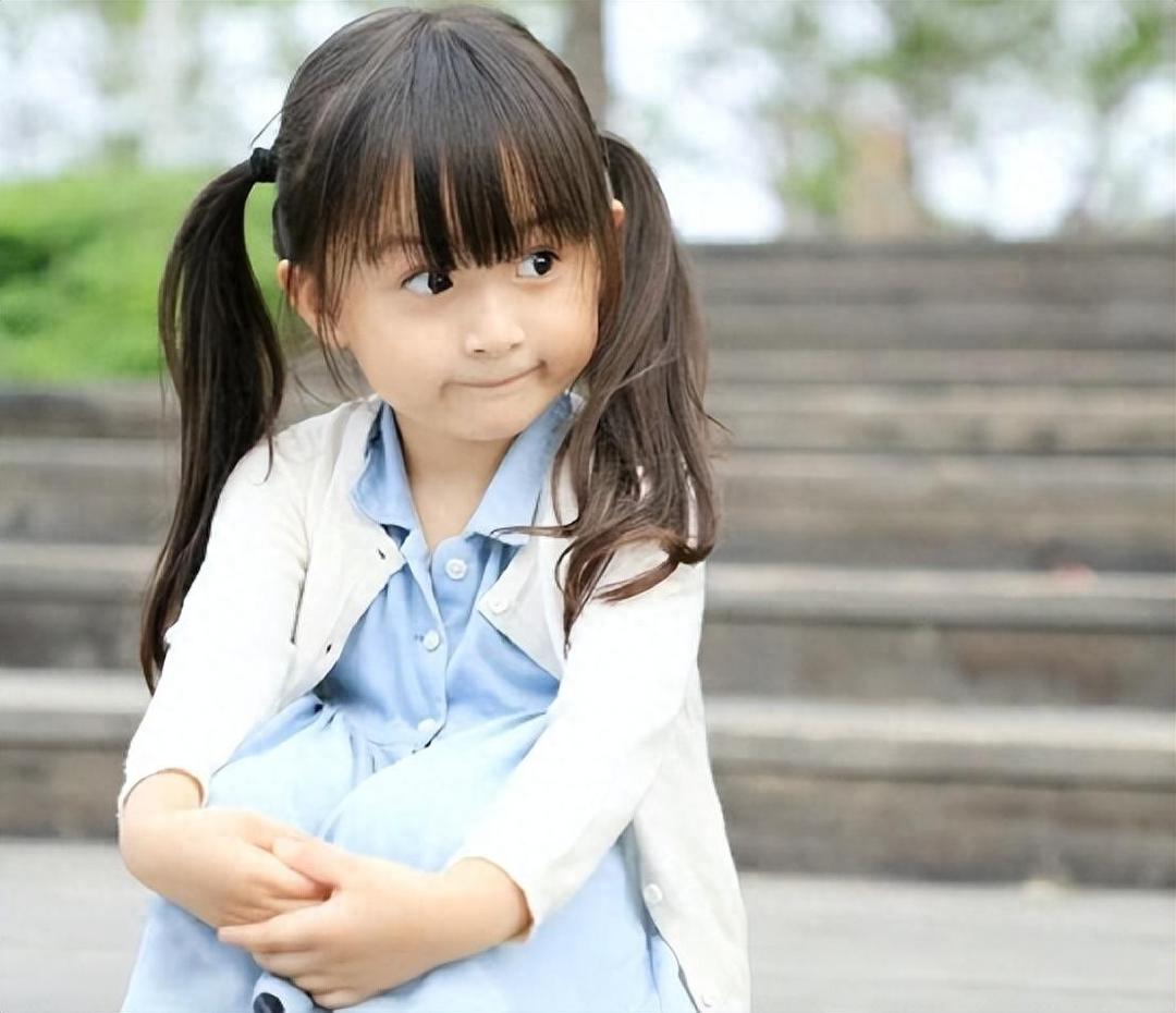 2歲出道年入百萬，因長相甜美被禁止整容的劉楚恬，如今長成啥樣