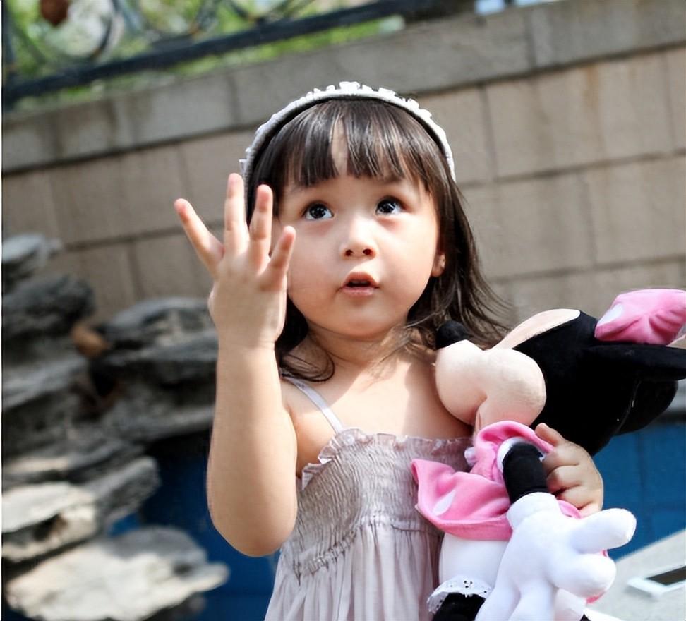 2歲出道年入百萬，因長相甜美被禁止整容的劉楚恬，如今長成啥樣