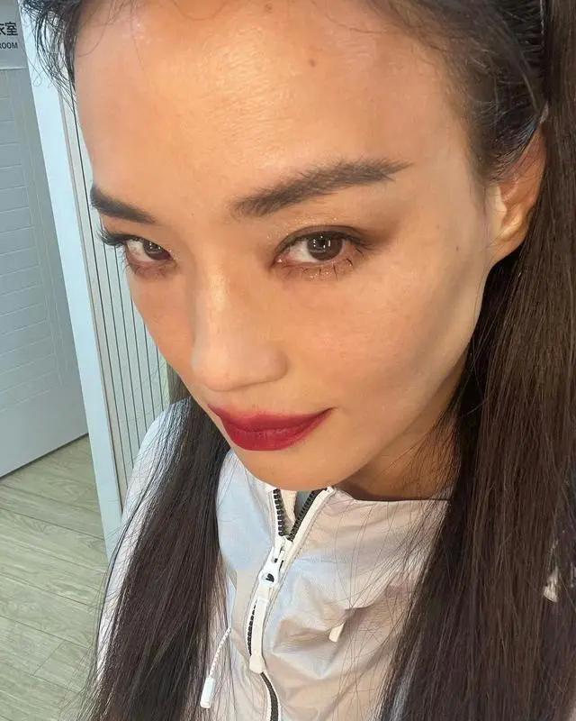 47 Year Old Shu Qi Showed Off Her Face With The Original Camera Revealing Her Freckles