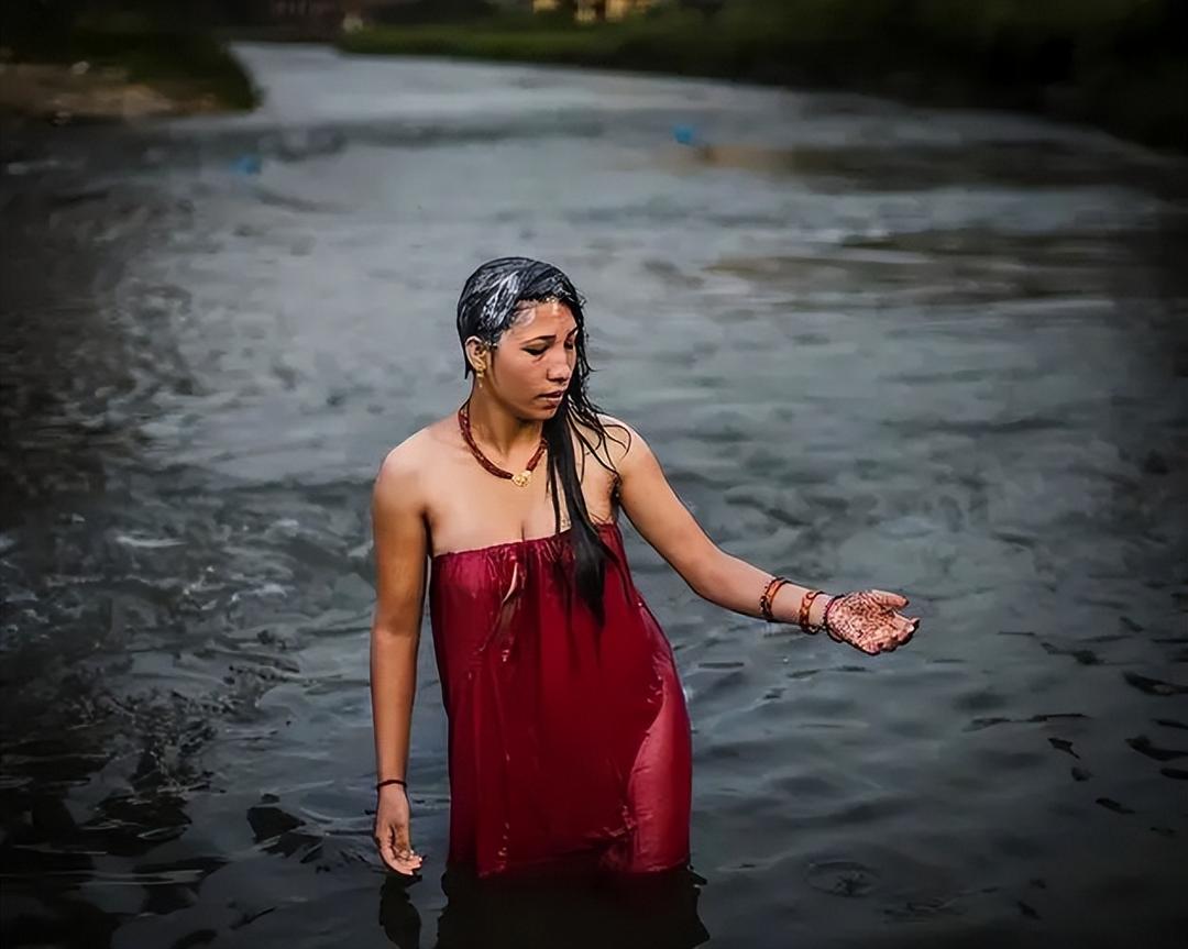 Nepalese people are used to bathing naked in the street? Isn't it