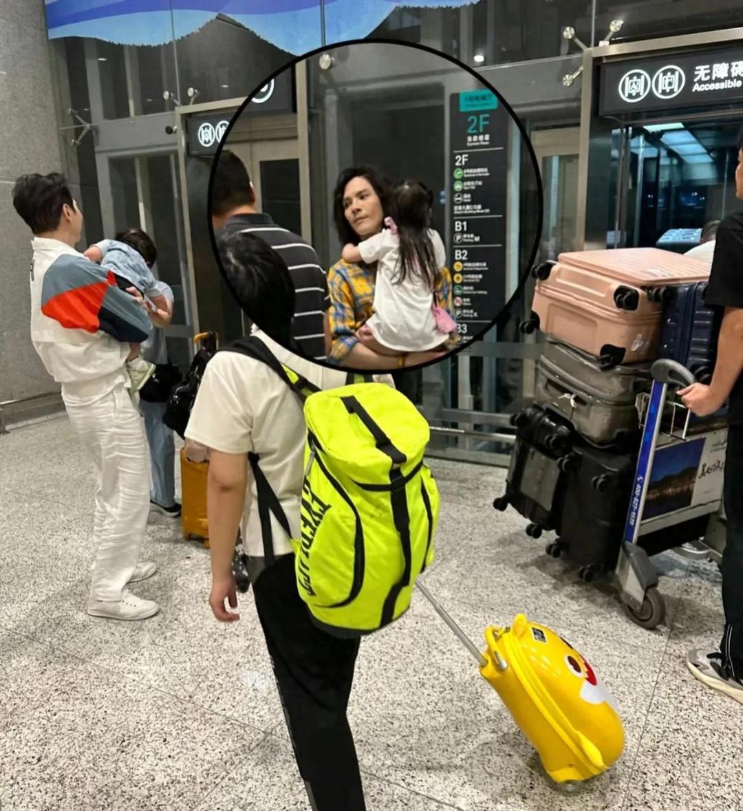 Xiang Zuo and Guo Biting appeared at the airport, Xiang Huaqiang couldn ...