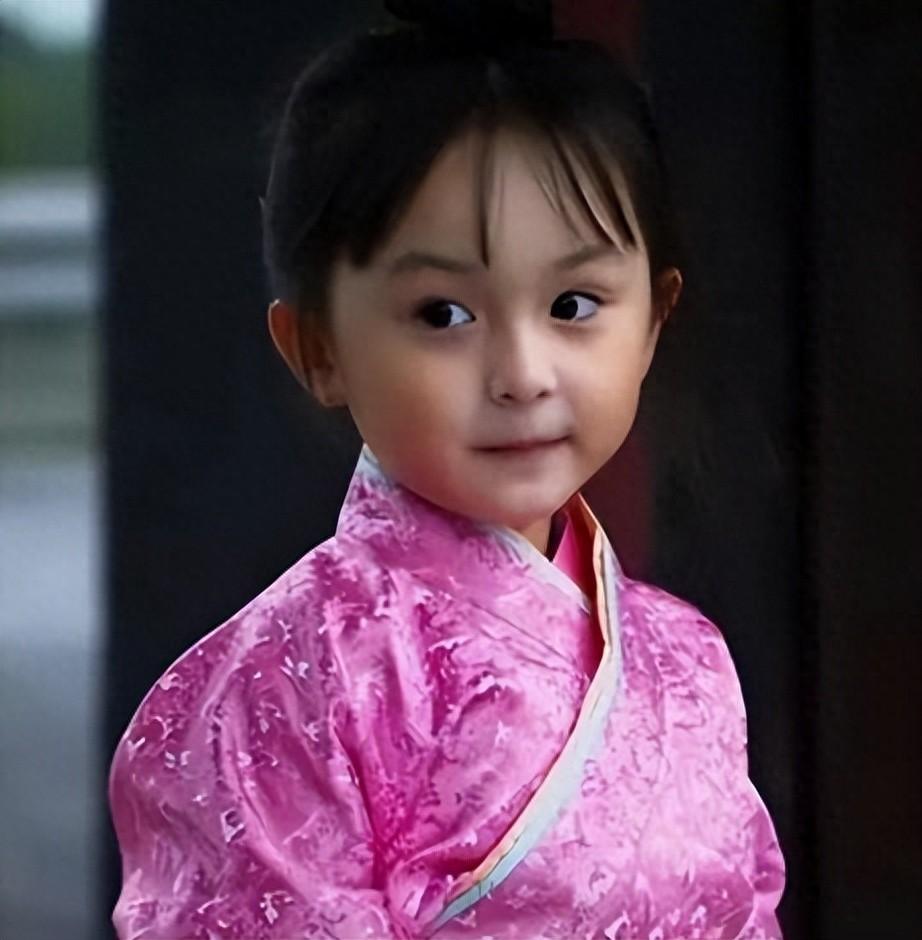 2歲出道年入百萬，因長相甜美被禁止整容的劉楚恬，如今長成啥樣