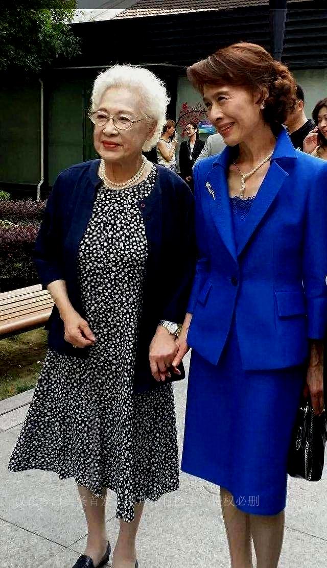 77-year-old Kurihara Komaki is in the same frame as Qin Yi: her