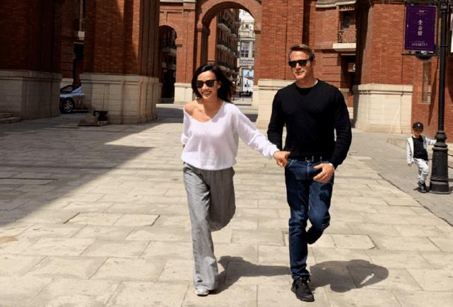 Ma Yashu and his wife dressed in couple costumes for live broadcast ...