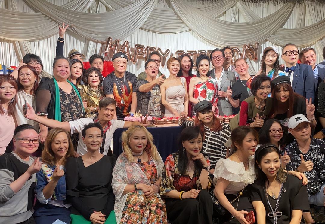 “Huang Rong” Wei Qiuhua’s 65th birthday, happily accompanied by her