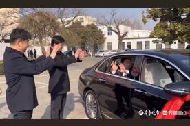 山东一县城重奖2位企业家1人1辆奔驰