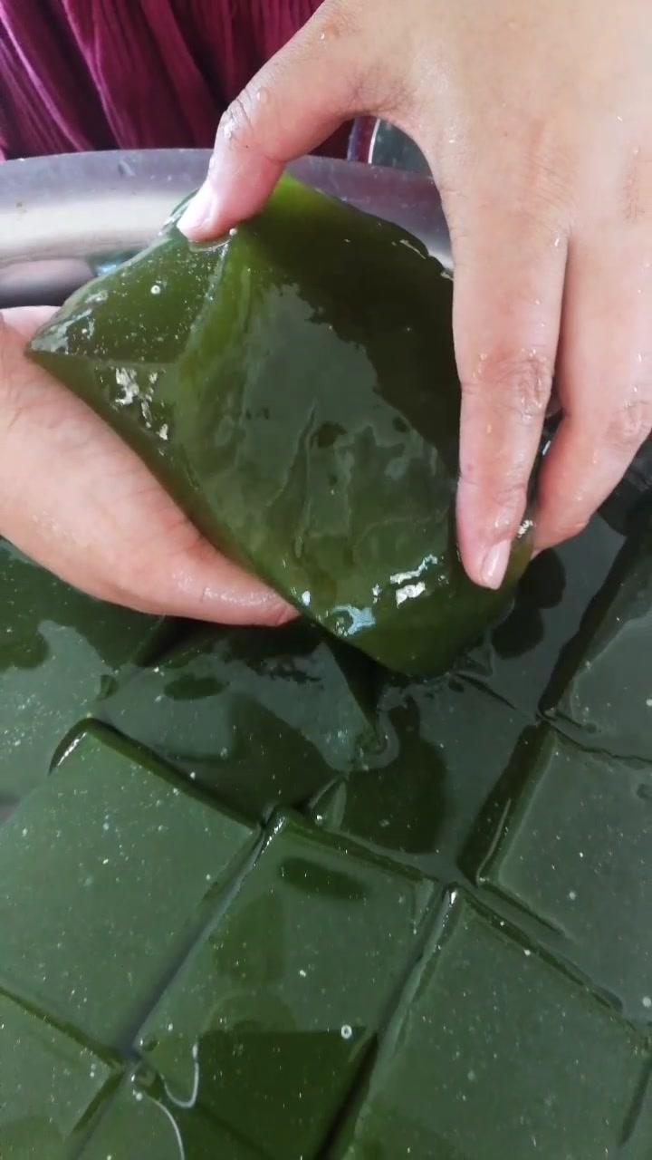 青草豆腐,想不想吃呀?