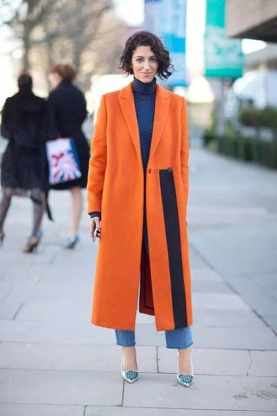 橙色中长款外套该如何搭配