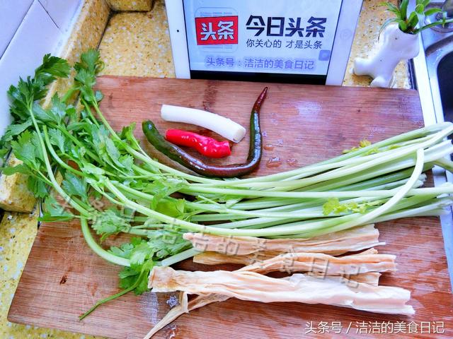 芹菜最好吃的做法，只需加入这个食材，营养美味还抗疲劳