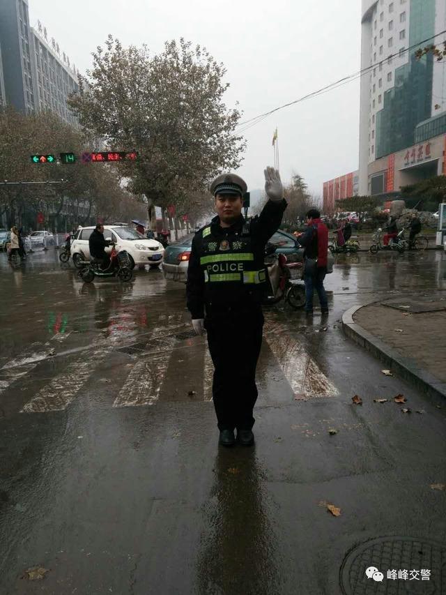 峰峰交警大队全力做好雨雪天路面管控工作，确保道路安全畅通