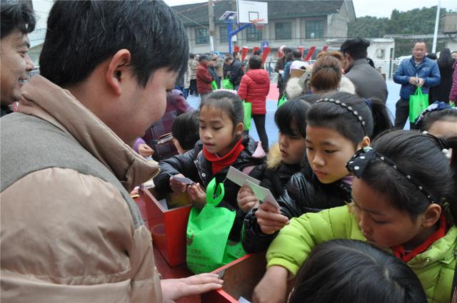 凤凰县2017年“三下乡”活动启动仪式在阿拉营镇举行
