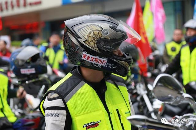 「情满旅途 交警同行」百名摩托车骑手巡游百色 助力春运交通安全宣传