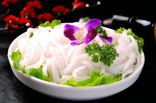 土豆粉也能赚大钱，揭秘姐弟俩餐饮店赚钱的秘密！