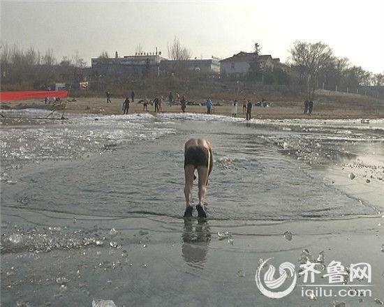 山东新泰：市民破冰冬泳迎新春 花甲老人冬泳已8年