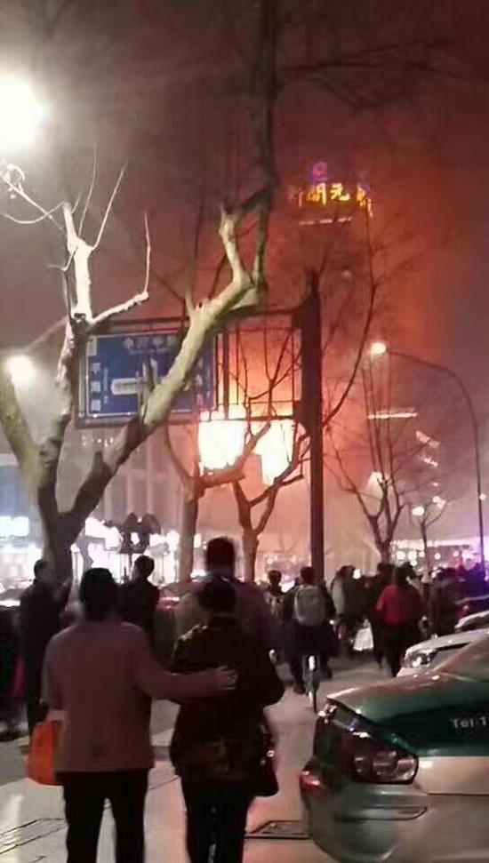杭州解放路一老房着火 19辆消防车赶赴救火