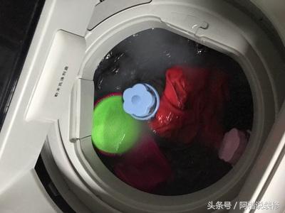 头一次见洗衣机里捞出“污垢漂浮物”，你该洗洗了