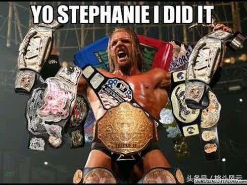 WWE驸马爷HHH遭恶搞，一个人拿下了所有WWE冠军？