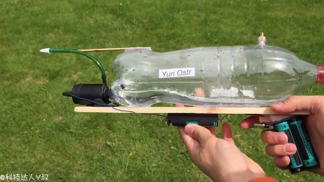 怎么用吸管做水枪(如何做一个简单水枪)