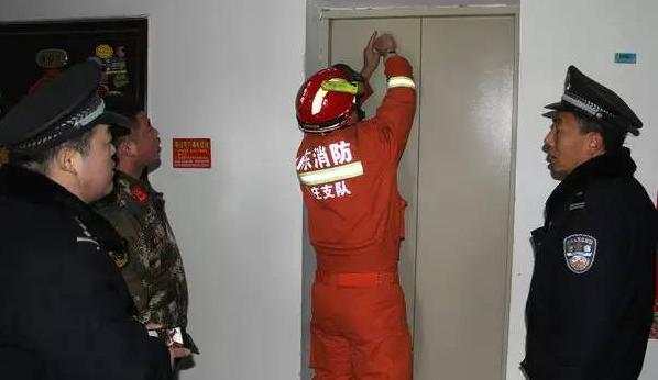 滕州益康城小区电梯故障一老人被困  消防官兵5分钟救出老人