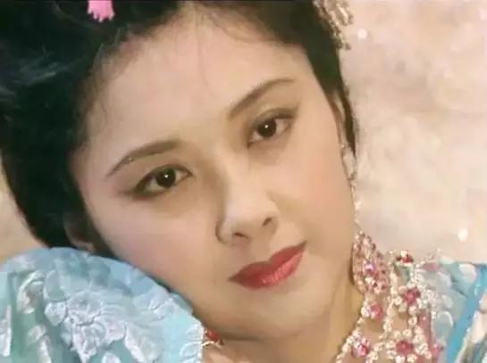 美艳堪比赵雅芝，气质不输林青霞，63岁的她美成一朵花！