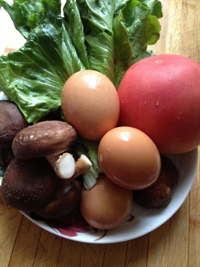 做蕃茄鸡蛋面条时放几朵鲜香菇，好看又好吃！
