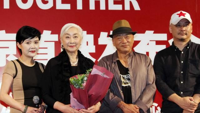 她威胁拿枪找导演，冯小刚姜文却最爱她，年近50只恋爱不结婚