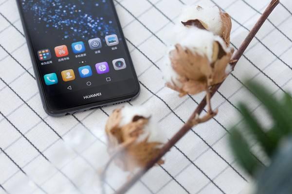 麗人鏡子中來，華為公司 nova 2 Plus 魔鏡版輕感受