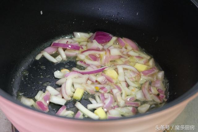 看巧媳妇用南瓜土豆做个营养汤，老公连喝三碗直说好！