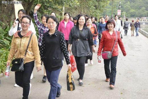 柳州：200多警花健步走庆“三八节”