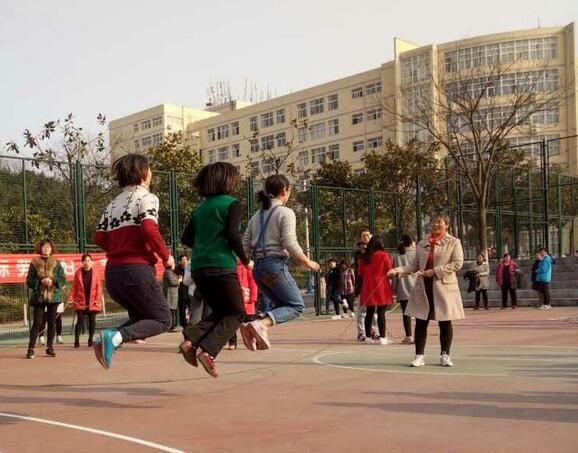 信阳师院政法学院在我校举行的庆“三八”女职工跳绳比赛