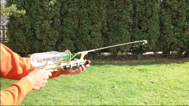 怎么用吸管做水枪(如何做一个简单水枪)