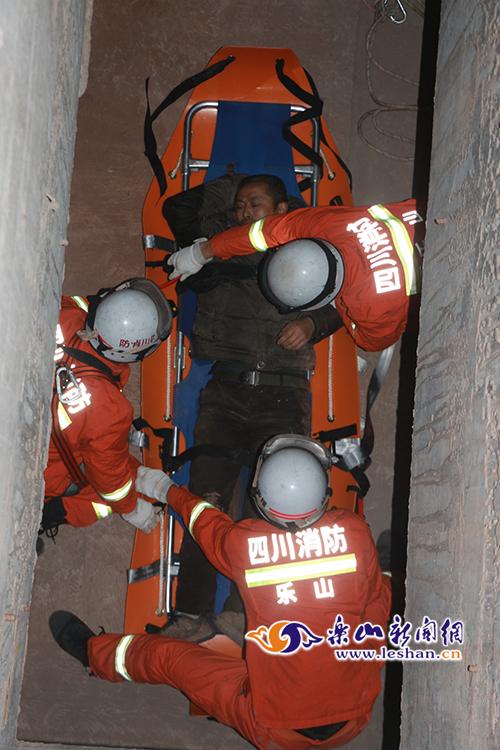 男子掉下10米深电缆井　消防穿“隧道”急救