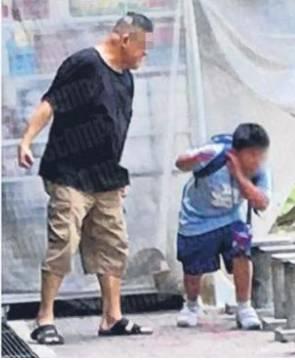 新加坡虎爸，拳打鞭抽孩子，都闹到了邻国了，被抓